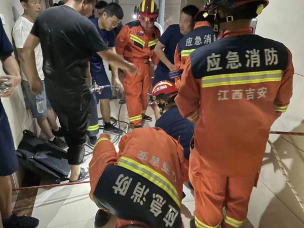 惊险！江西两儿童不慎坠落电梯井......