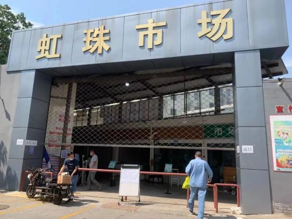 家门口的小菜场开门迎客，老顾客一大早就等着了！