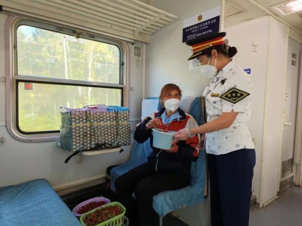 “红松故乡号”列车上，居然有一个山货“超市”！
