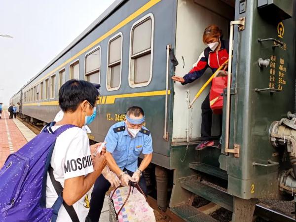 “红松故乡号”列车上，居然有一个山货“超市”！