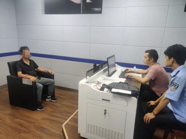 男子谎称有“门路”办低保,专盯老年人诈骗,被捕后跪地忏悔 男子谎称有“门路”办低保,专盯老年人诈骗,被捕后跪地忏悔