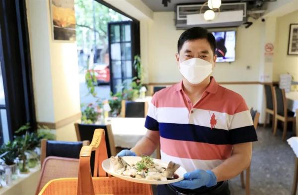 一年关店近300家，人们不爱吃海底捞了？网友总结原因就一个字→