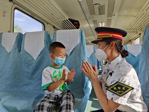 “红松故乡号”列车上，居然有一个山货“超市”！