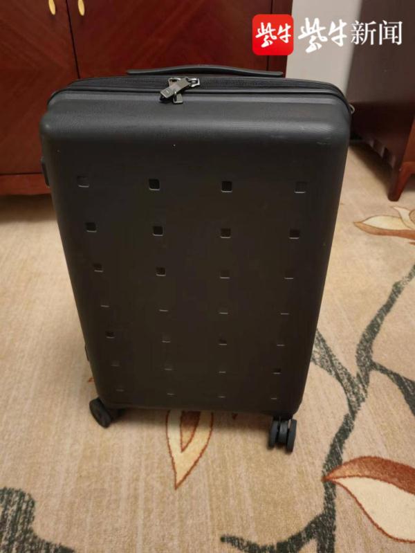乘坐高铁拿错行李箱，里面装的5万元现金丢失，幸好在民警的帮助下找回