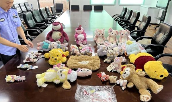 玲娜贝儿“骨折价”？民警冲入直播间抓走霸榜带货大V！网友都看傻