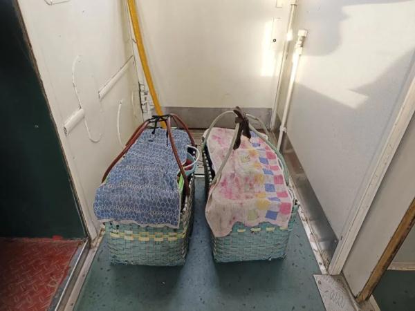 “红松故乡号”列车上，居然有一个山货“超市”！