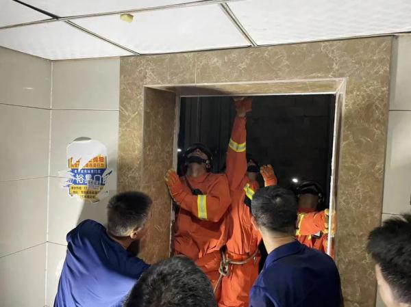 惊险！江西两儿童不慎坠落电梯井......