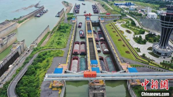 广西梧州长洲船闸过货量破亿吨 西江黄金水道建设再提速