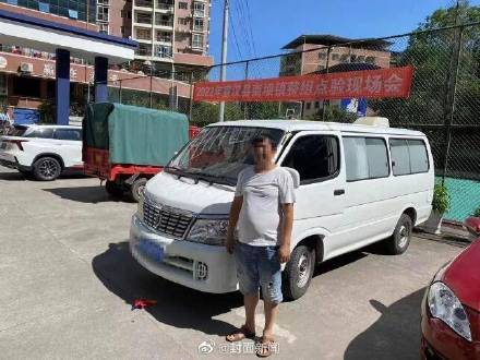 装上警灯冒充120 男子买报废救护车拉病人 装上警灯冒充120 男子买报废救护车拉病人