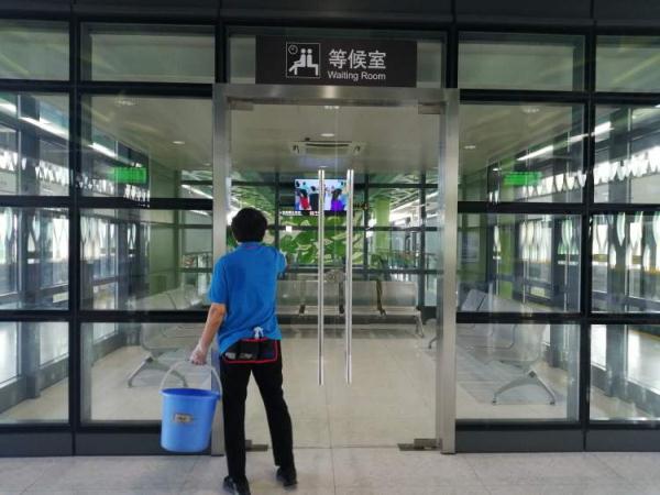 上海地铁站出现“降温神器”