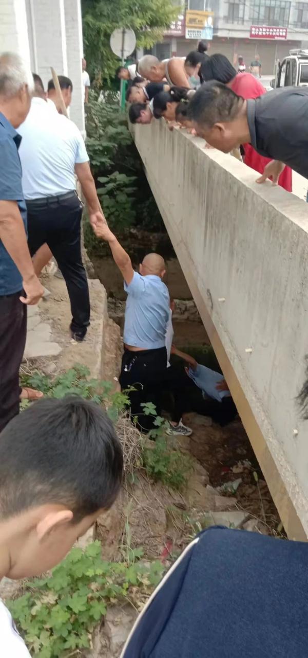 老人乘凉不慎滑落河中 警民联手搭“人绳”救援