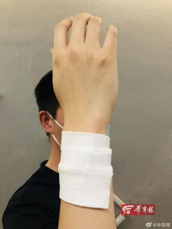 “密室逃脱”时,手腕被同伴所持道具划伤,谁担责? “密室逃脱”时,手腕被同伴所持道具划伤,谁担责?