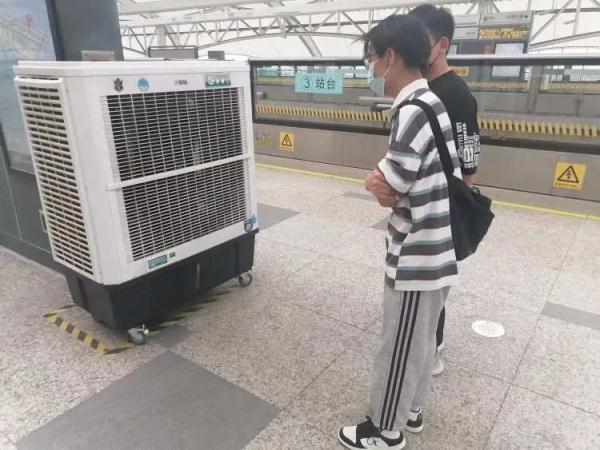 上海地铁站出现“降温神器”