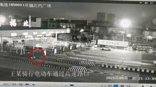 重庆一学生骑共享单车上高速身亡，家属索赔39万，法院：驳回