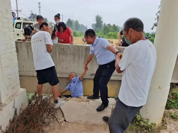 老人乘凉不慎滑落河中 警民联手搭“人绳”救援