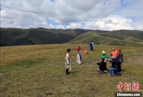 四川壤塘上蓝天路:沿线居民致富的幸福“天路” 四川壤塘上蓝天路:沿线居民致富的幸福“天路”