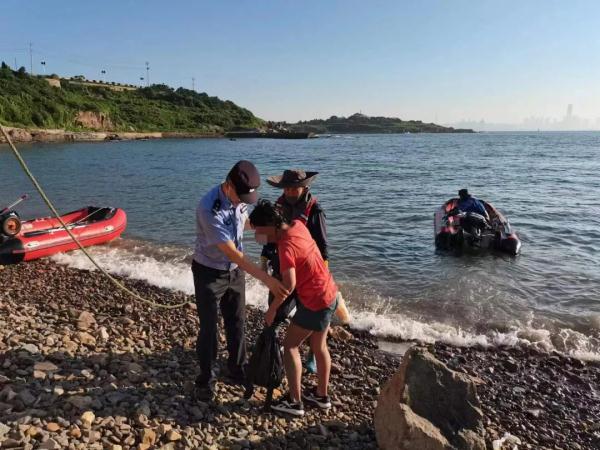 女子在海面上漂浮一夜后被救！网友：这体力也太强了吧