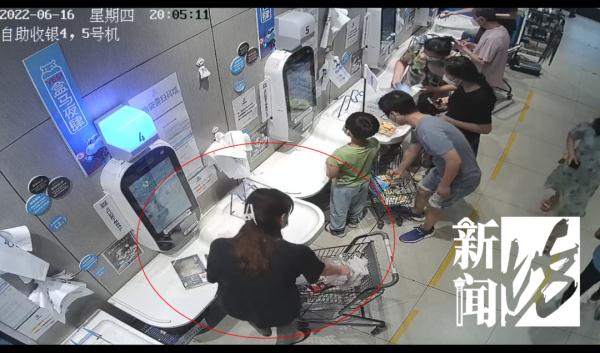 上海爷叔购物车上放推车?暗藏玄机 上海爷叔购物车上放推车?暗藏玄机