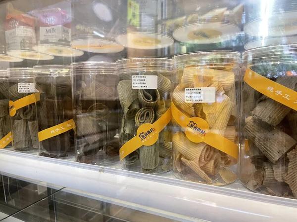 一边在西餐厅打工,一边当“无人售卖”蛋卷店老板 一边在西餐厅打工,一边当“无人售卖”蛋卷店老板