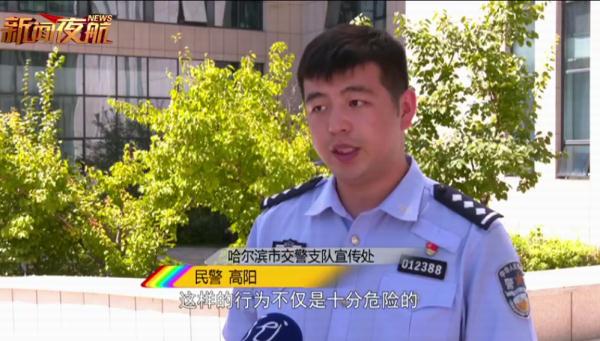 惊！小孩探头出天窗，家长：一个人开车，没法约束......