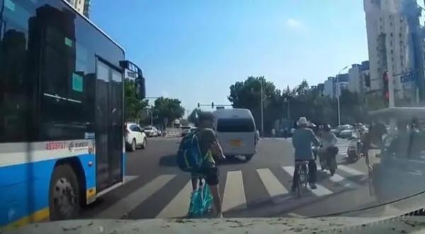 “路霸”？北京街头一男子在这双手叉腰想干啥？