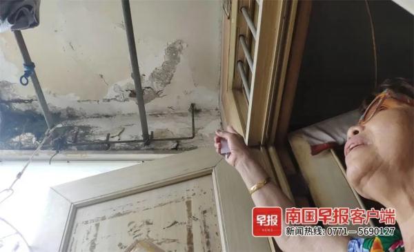 风雨天出门得戴头盔！南宁一居民楼多层阳台外墙开裂脱落……