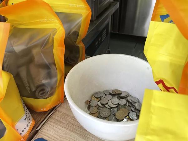 一边在西餐厅打工,一边当“无人售卖”蛋卷店老板 一边在西餐厅打工,一边当“无人售卖”蛋卷店老板