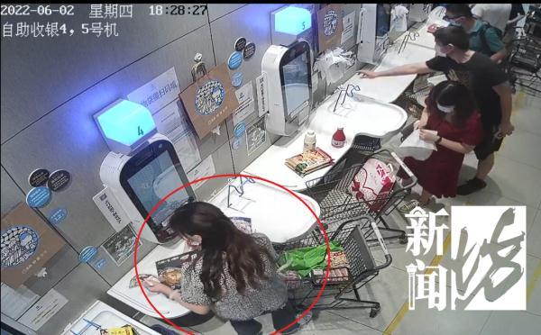 上海爷叔购物车上放推车?暗藏玄机 上海爷叔购物车上放推车?暗藏玄机