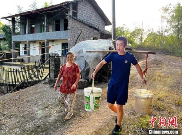 四川内江、广安等地高温干旱严重 消防送水解渴忙 四川内江、广安等地高温干旱严重 消防送水解渴忙