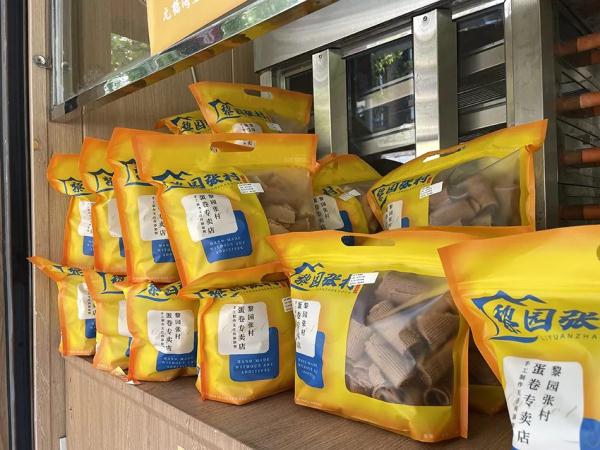 一边在西餐厅打工,一边当“无人售卖”蛋卷店老板 一边在西餐厅打工,一边当“无人售卖”蛋卷店老板