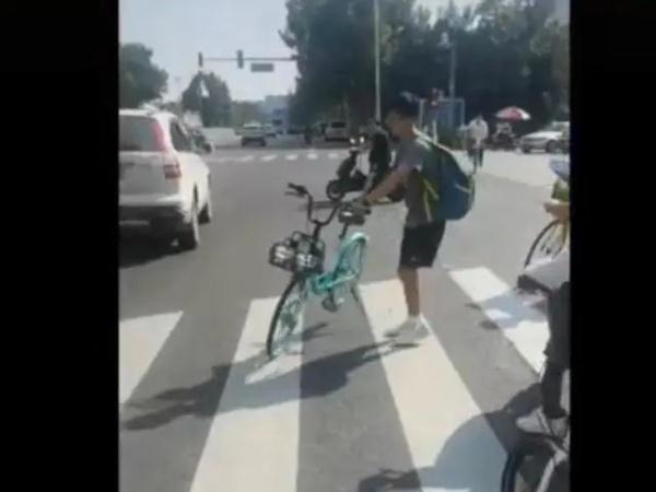 “路霸”？北京街头一男子在这双手叉腰想干啥？