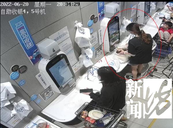 上海爷叔购物车上放推车?暗藏玄机 上海爷叔购物车上放推车?暗藏玄机