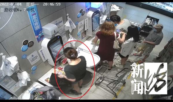 上海爷叔购物车上放推车?暗藏玄机 上海爷叔购物车上放推车?暗藏玄机