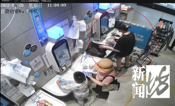 上海爷叔购物车上放推车?暗藏玄机 上海爷叔购物车上放推车?暗藏玄机