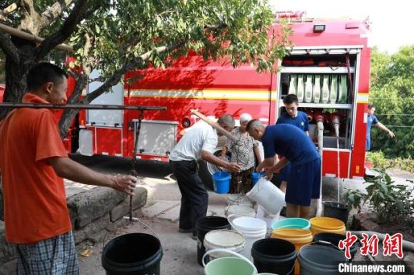 四川内江、广安等地高温干旱严重 消防送水解渴忙 四川内江、广安等地高温干旱严重 消防送水解渴忙