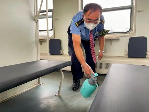 只有一节客车车厢!这趟通勤列车,让职工充满期待…… 只有一节客车车厢!这趟通勤列车,让职工充满期待……