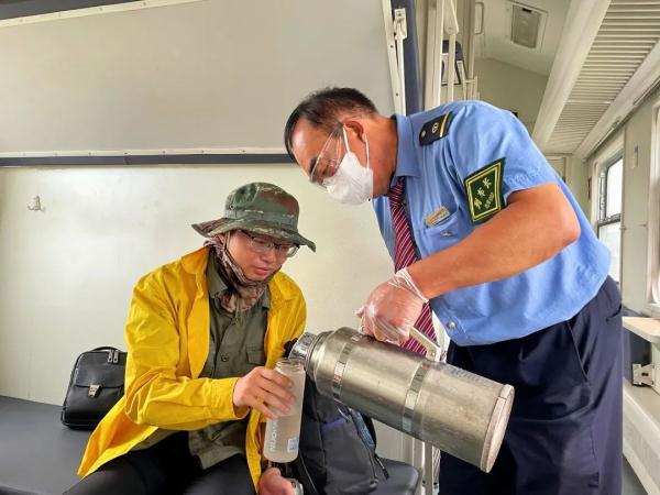 只有一节客车车厢!这趟通勤列车,让职工充满期待…… 只有一节客车车厢!这趟通勤列车,让职工充满期待……