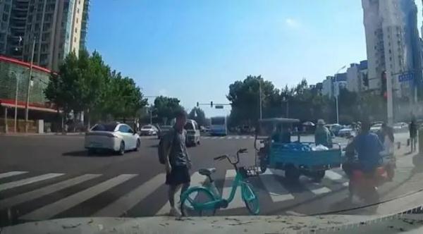 “路霸”？北京街头一男子在这双手叉腰想干啥？
