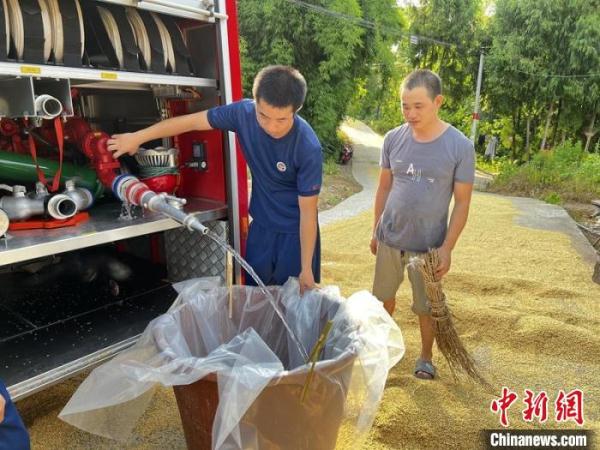 四川内江、广安等地高温干旱严重 消防送水解渴忙 四川内江、广安等地高温干旱严重 消防送水解渴忙