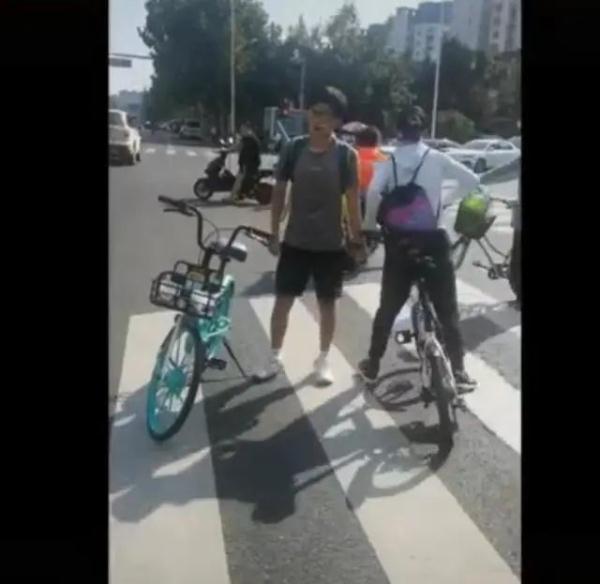 “路霸”？北京街头一男子在这双手叉腰想干啥？
