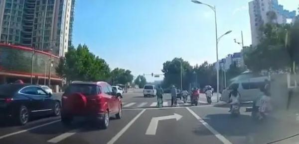 “路霸”？北京街头一男子在这双手叉腰想干啥？