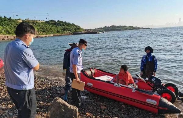 女子在海面上漂浮一夜后被救！网友：这体力也太强了吧