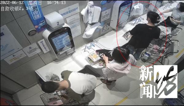 上海爷叔购物车上放推车?暗藏玄机 上海爷叔购物车上放推车?暗藏玄机