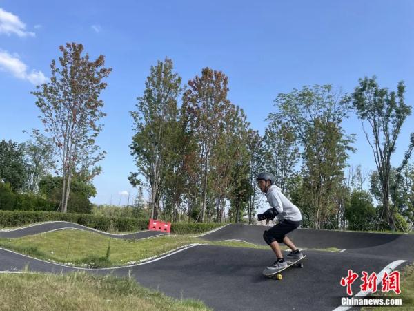 当68岁的“硬核大爷”玩起了陆地冲浪板……