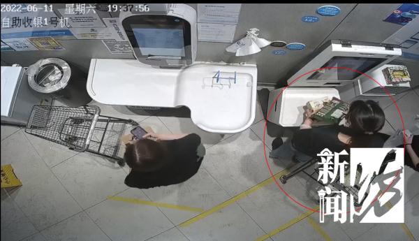 上海爷叔购物车上放推车?暗藏玄机 上海爷叔购物车上放推车?暗藏玄机