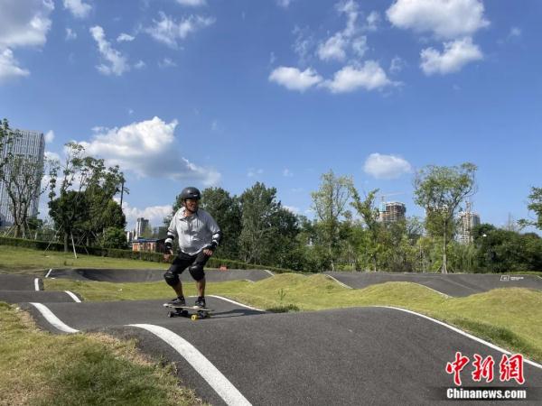 当68岁的“硬核大爷”玩起了陆地冲浪板……