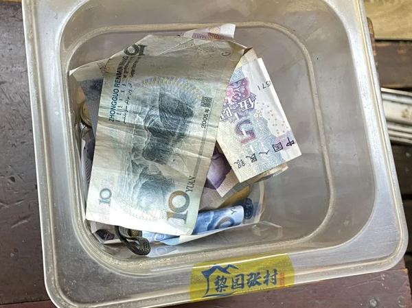 一边在西餐厅打工,一边当“无人售卖”蛋卷店老板 一边在西餐厅打工,一边当“无人售卖”蛋卷店老板