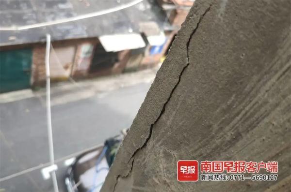 风雨天出门得戴头盔！南宁一居民楼多层阳台外墙开裂脱落……