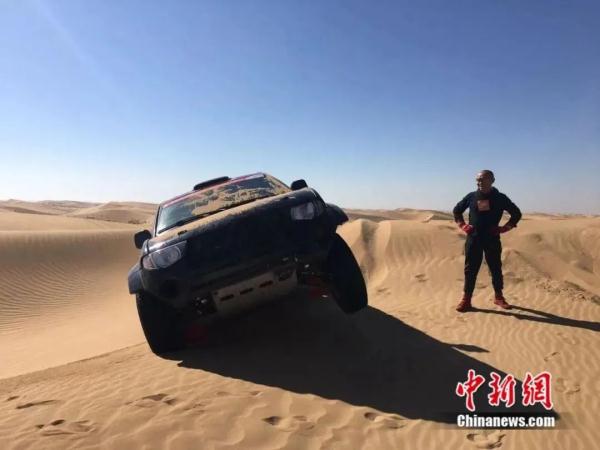 当68岁的“硬核大爷”玩起了陆地冲浪板……