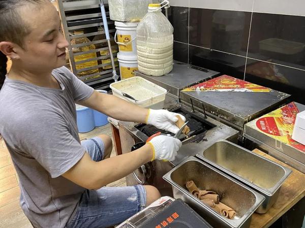 一边在西餐厅打工,一边当“无人售卖”蛋卷店老板 一边在西餐厅打工,一边当“无人售卖”蛋卷店老板